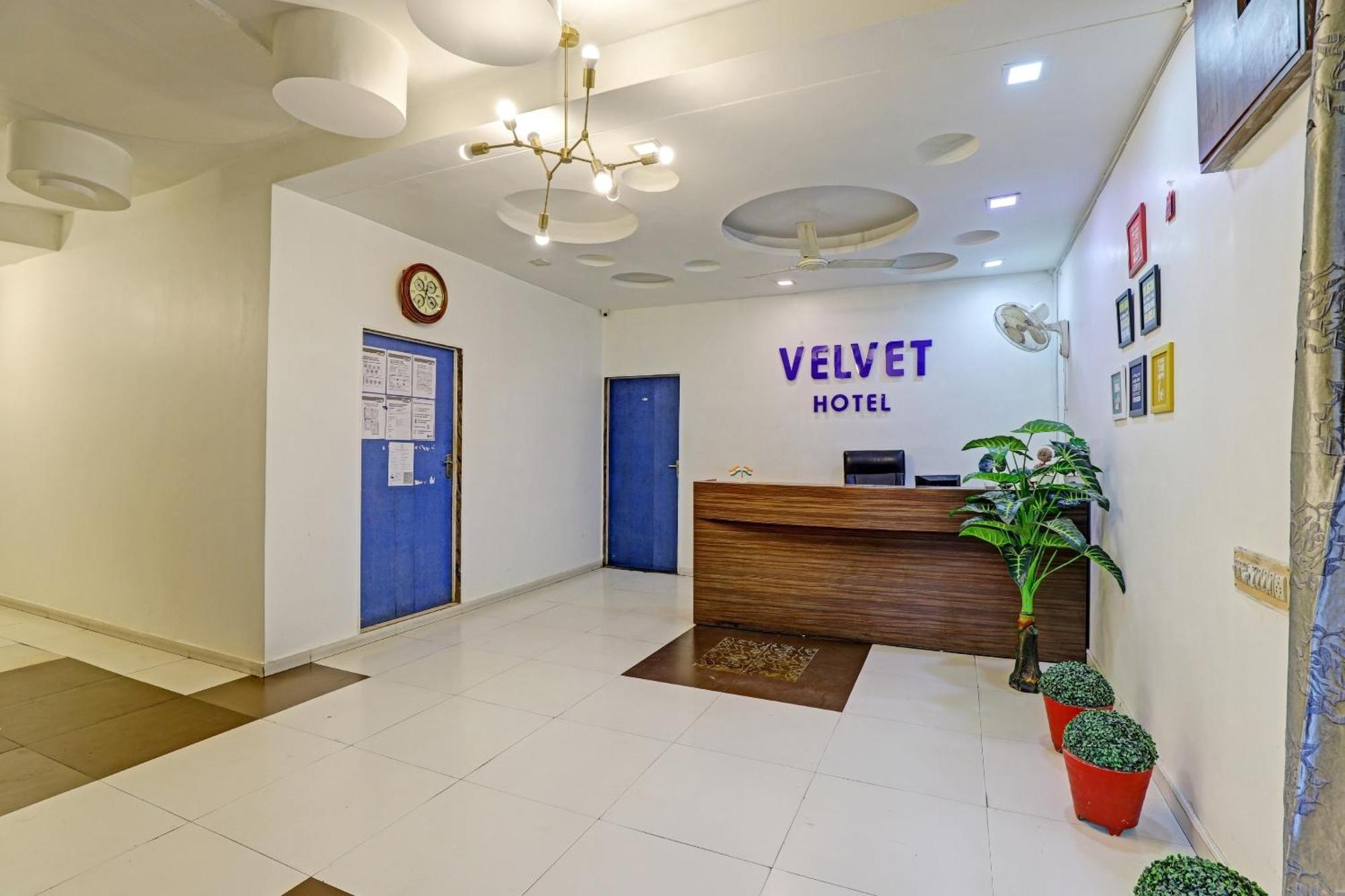 OYO 2798 Hotel Velvet Rajkot Exterior foto
