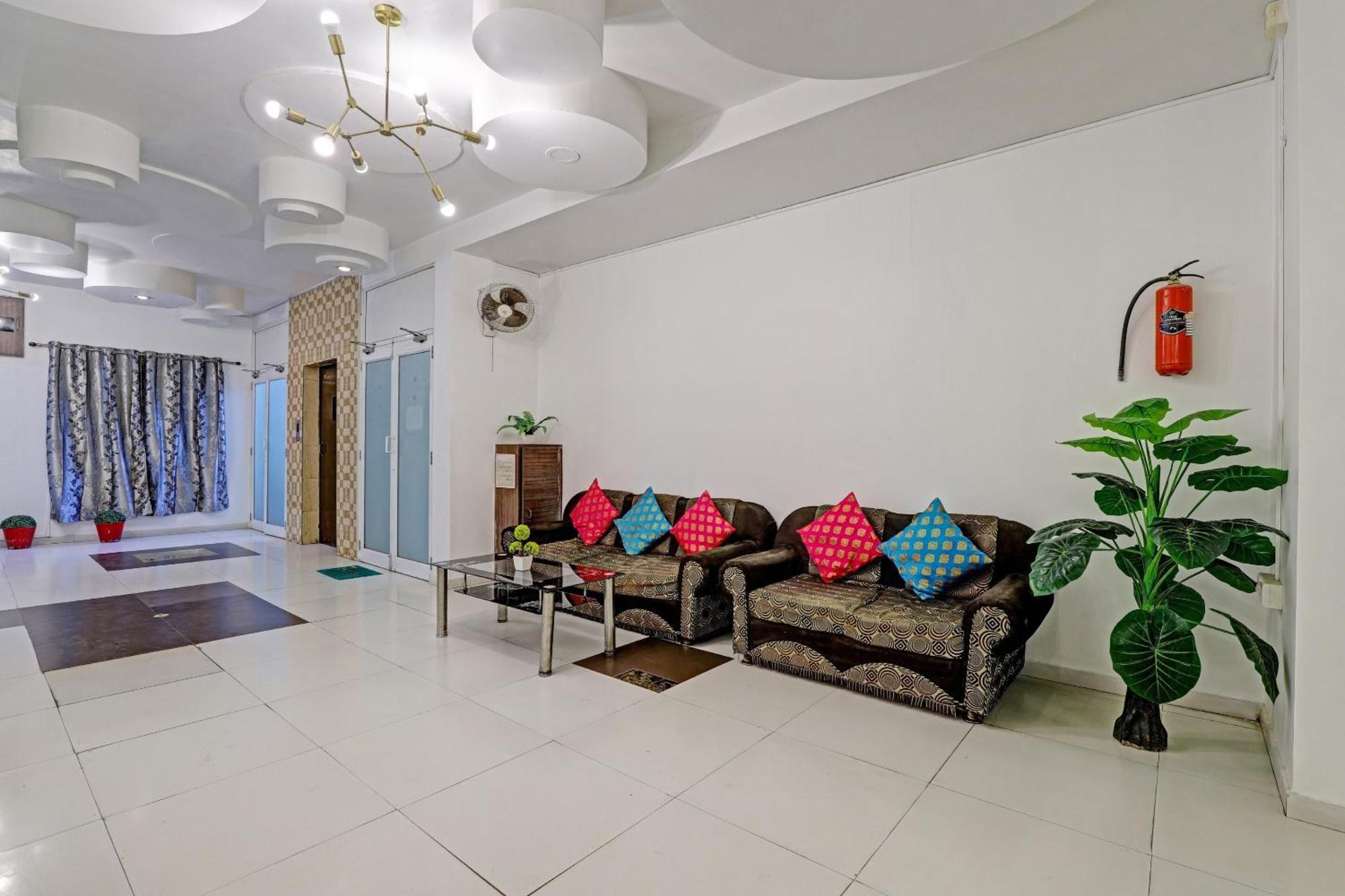 OYO 2798 Hotel Velvet Rajkot Exterior foto