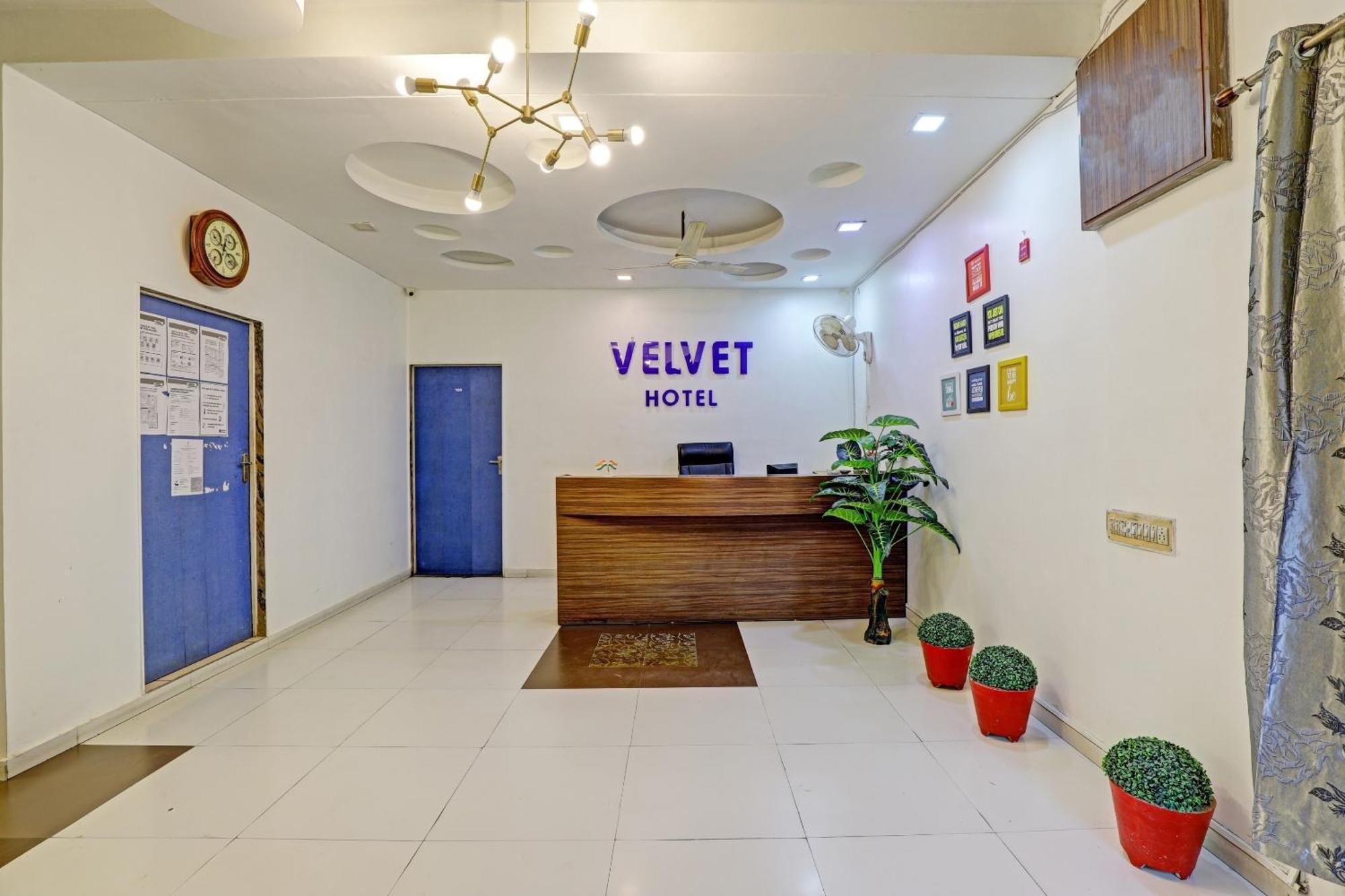 OYO 2798 Hotel Velvet Rajkot Exterior foto